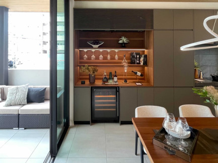 Cave à vin EuroCave intégrée dans une cuisine au Japon, meuble encastré design compact, projet d’aménagement intérieur contemporain.