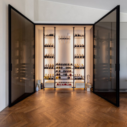 Système de rangement et cave à vin Modulo X intégré dans une maison privée au Danemark