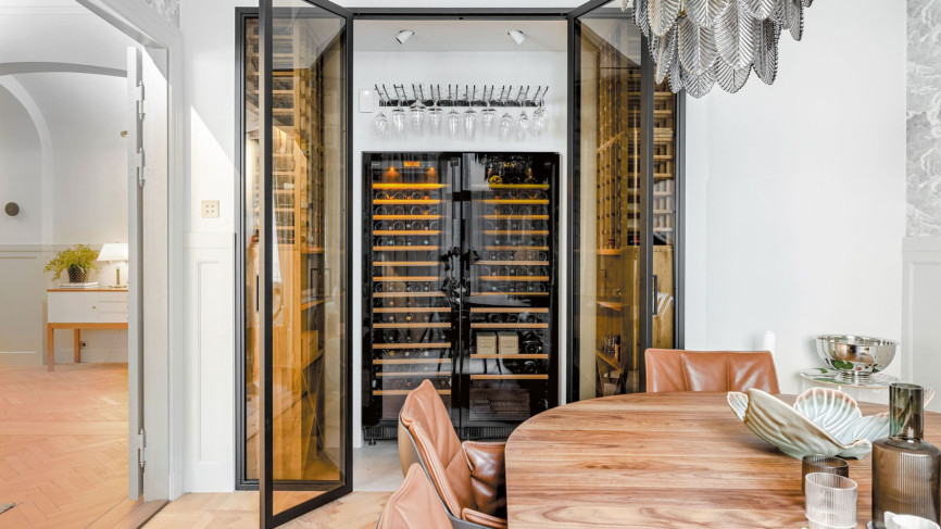 Double cave à vin encastrable installée dans une cave à vin vitrée