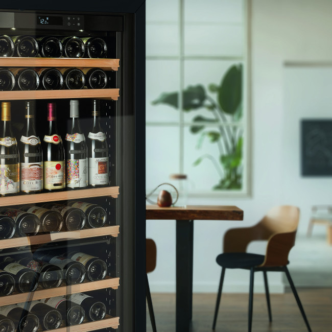cave-a-vin-presentation-bouteilles-vin-salon-deco-epuree-blanc-bois.jpg