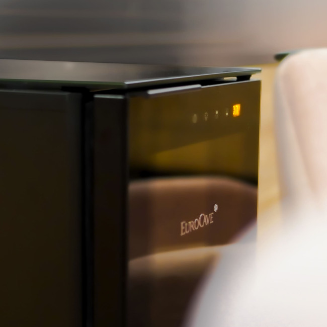 bar-a-vin-dans-le-salon-taille-compact-close-up-eurocave-tete-a-tete-.jpg